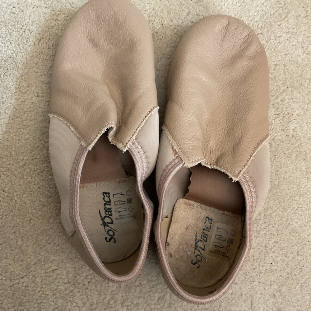 So DANCA jazz/ballet shoes soft Carmel tone with split insole Toddler Sz 7.5